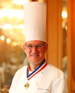 TOUR D'ARGENT - シェフがフランス料理最高峰のＭ.Ｏ.Ｆ.（フランス
                        国家最優秀職人章）を今年受章いたしました。