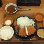 とんから亭 - 「カキフライ&熟成ロースかつ定食(@890円＋税)」キャベツおかわりは別料金です。