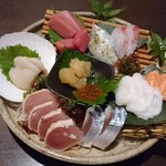 飲酒亭 亀八 - 刺身盛り合わせ　かなりいいネタ♪