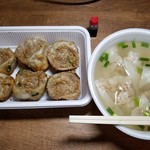 永祥生煎館 - 焼小龍包と海老ワンタン。