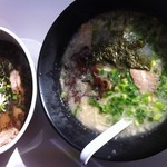 麺家 とん平 - 手前白豚骨、奥黒豚骨