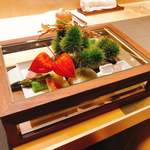 銀座 大石 - 食べれない物を添えるのが嫌いなシェフが珍しく飾る