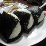 やきとり車屋 - 一合くらい使っている！？ビックなおにぎり！！