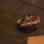 人形町今半 - 大きな昆布の上に乗せられて・・・