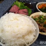 松蘭 - 2012.2.11(土・祝)17時半　この前菜のローストビーフとすじ肉とキムチと白飯大で大満足です！