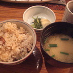 人形町今半 - ガーリックライスとお味噌汁、香の物