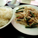 中国料理 陽華飯店 - ニンニクの茎と豚肉の細切りの炒めです