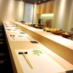 Sushi Jinsei - 白木の美しい店内