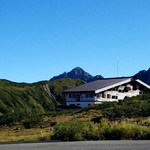 立山高原ホテル - 剣岳を背景にホテル全景