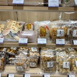 藤崎 - こんなにお煎餅が並んでいると、なやむ！悩む！！