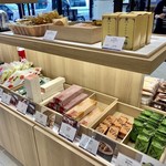 藤崎 - 他にも全国各地の食品が並んでいます…