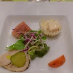 欧風料理 オタワ - オタワオリジナルコースの前菜（ホタテ、サーモン、鶏肉のコンフィー）