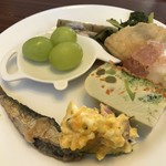 鶴池cafeレンガ館 - シャインマスカット３粒から右回りに、牛蒡サラダ、お揚げさんと小松菜の炊き合わせ、小カブの酢の物ジュレドレッシング掛け、たまごの野菜寄せ、南瓜とポテサラ、カタクチイワシの南蛮（２０１９．９．２０）