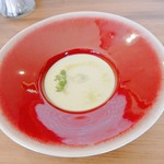 しみるワイン専門 マルクウク - 枝豆の冷製スープ。上にはセルフィーユ。枝豆と牛乳？