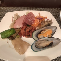 ロビーラウンジ 「マーブルラウンジ」 ヒルトン東京 - ランチビュッフェ２７５０円。スチームフィッシュ、ローストビーフとラタトゥユのサラダなど。サラダも生野菜もたくさんあって美味しいし、お料理も、とても美味しくいただきました。が。。。不完全燃焼(>_<)