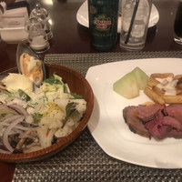 ロビーラウンジ 「マーブルラウンジ」 ヒルトン東京 - ランチビュッフェ２７５０円。シーザーサラダ、ローストビーフなど。シーザーサラダはとても美味しくいただきました（╹◡╹）。ローストビーフ、一流ホテルのものは、肉質が違いますね（╹◡╹）。でも。。？