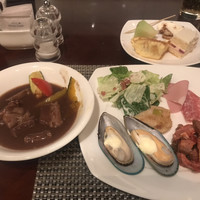 ロビーラウンジ 「マーブルラウンジ」 ヒルトン東京 - ランチビュッフェ２７５０円。ビーフシチュー、デザートなど。トロける食感のお肉ゴロゴロビーフシチューは、とても美味しくいただきました（╹◡╹）。不満はないのに満足ではない。。。不明です(>_<)