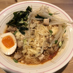 Tentou mushi - 上に乗っているモヤシと煮卵を除けるとラーメンの上にチーズが乗ってました。