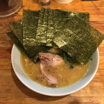 ラーメン 洞くつ家 - 典型的な六角家系譜のルックスですが、海苔は何回数えても11枚でした