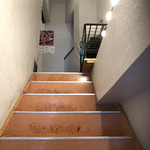 PiaPia - ちょっと急な狭い階段