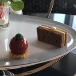 ザ・ロビーラウンジ＆バー - 左からフォアグラムース ブラッドオレンジジュレ、ハム＆チーズのサンドイッチ 金柑ジャム。