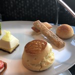 ザ・ロビーラウンジ＆バー - 奥の3つは左から、フィナンシェ、アーモンドスティック、ココナッツロッシェ。手前がプレーンスコーン。左はレアチーズ 柚子ジュレ フィンヤンテイーヌ。