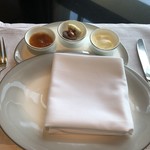 ザ・ロビーラウンジ＆バー - 左からうめジャム、塩キャラメルチョコ、和三盆風味のホワイトチョコ掛けペカンナッツ、クロテッドクリーム。