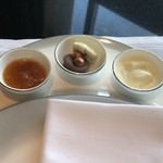 ザ・ロビーラウンジ＆バー - 左からうめジャム、塩キャラメルチョコ、和三盆風味のホワイトチョコ掛けペカンナッツ、クロテッドクリーム。