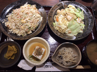 Raku ya - 鮭マヨチャーハンと海鮮焼そば定食（¥880）