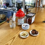 あいおっ子 - セルフの漬物はらっきょう(秋穂産の手づくりらっきょう)と自家製の梅干しの2種類