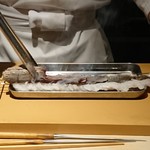 鮨 唐島 - 鱧の皮目に直接炭を当てています。