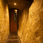 Waimbamayu - 土壁のトンネルのエントランス