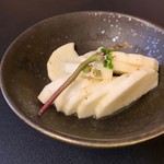 黒毛和牛テールおでん 牛尾 - 山芋の山葵漬け