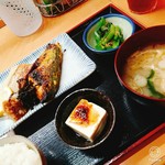 Kanou - ２種盛り　焼き魚のお皿には必ず昆布の佃煮つき、小鉢が青菜のおひたし、お味噌汁、ご飯、冷奴