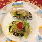 レストラン 敏の味 - 前菜   的矢牡蠣のグリルと新鮮野菜、生ハム、サーモン、帆立、蟹の身、蟹みそなどを使ったサラダ