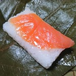 Derikasuteshon - 【柿の葉寿司：さけ】
                        「また会えたね♪」じゃないのよ(>_<")
                        少し噛みきりづらかったので、次こそ鯖のみで！
                        海老と鯛もリトライしなきゃ！