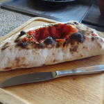 夢や - カルツォーネのソーセージとパプリカ