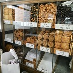 いりむら - ガラスケース入り煎餅の内、自家製煎餅は六品のみ