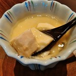 豆水楼 - 白鮭はごろりと、
      百合根はすりおろしたものを葛粉で固められており、
      舌触りがもっちり、
      上はとろみをつけただしがかけられています