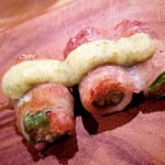 炭焼スタンドツジヤ - 野菜肉巻き串(オクラ)わさびが良い仕事