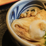 讃岐饂飩 根の津 - "ぶつかけ"、切麪（きりむぎ）＋揚玉（あげだま）