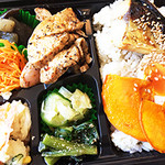 アビオファームズマーケット - 30品目以上のお弁当ランチが素敵すぎました！¥980 特に切干大根のラタトゥイユ。キャロットラペ、ピーマンのマリネ、ポテトサラダ、鶏のハーブマリネ、ツルムラサキ、、、料理がどれも美味！かぼちゃと焼きたての鯖の乗ったその場で詰めてくれるほかほかの7分つきご飯。日替わりで毎朝違う料理を作っているそうです。