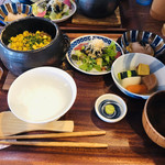 Kaedena. - そぼろと北海道トウモロコシの土鍋ごはん（季節限定）