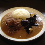 吉田カレー  - 200gの辛口カレー。豚肉と揚げ茄子トッピング。