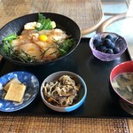 波真夕 - 漬け丼1250円！お刺身はご当地のヒラメです。