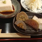垰レストラン - 漬物、右から 生姜の酢漬け。スイカの奈良漬け。養肝漬の1年ものと2年もの。説明されたら、つい、食べ比べてしまうよね。