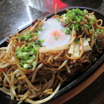 来々軒 - 料理写真:【温泉卵やきそば　８３０円】