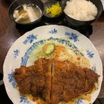 ひれとんかつの店 とん文 - みそ汁＋漬物＋ライス