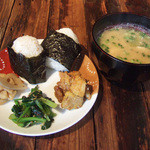 スパイスカフェ - おむすび+おかず3種+本日のお味噌汁(700円)