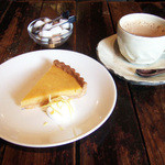 スパイスカフェ - ケーキセット(650円)のタルト・シトロンとチャイ(+150円)